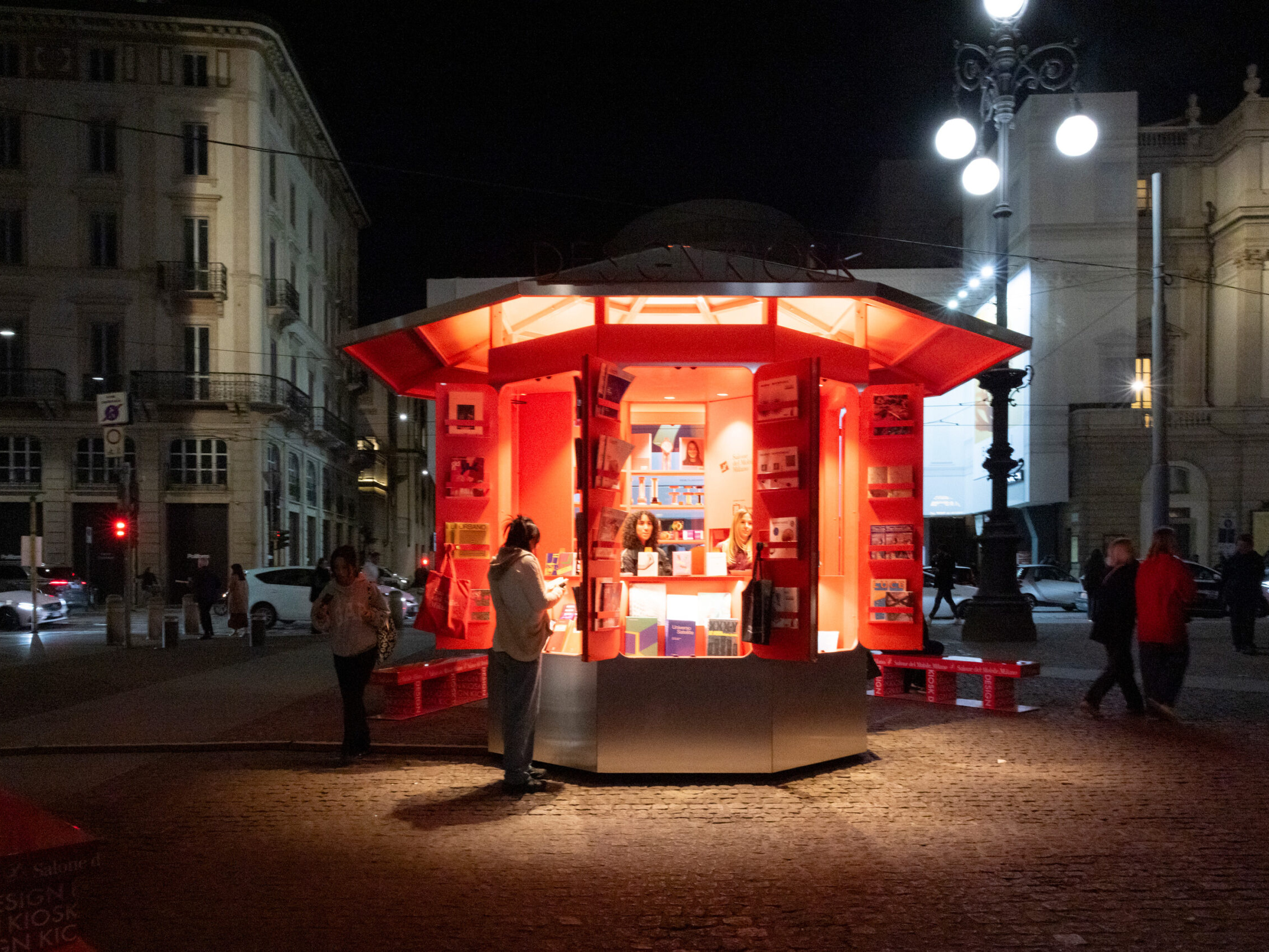 03_Design-Kiosk_Piazza-della-Scala_Salone-del-Mobile-2025_Alessandro-Russotti 13 03_Design-Kiosk_Piazza-della-Scala_Salone-del-Mobile-2025_Alessandro-Russotti 03 Design Kiosk Piazza della Scala Salone del Mobile 2025 Alessandro Russotti scaled uai