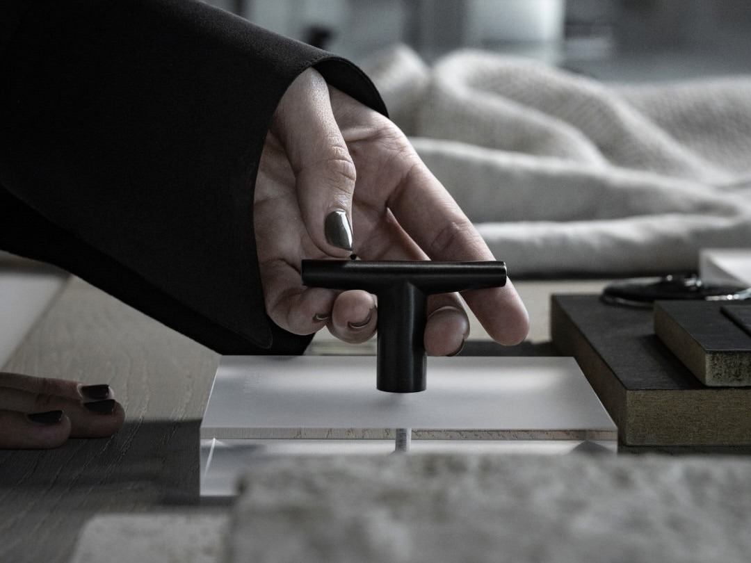 IZBA HOME: THE LAST FIVE CENTIMETRES 7 IZBA HOME: THE LAST FIVE CENTIMETRES FROM THE EDITORS Formani Looking for door hardware samples in a variety of colors and materials Our exclusive sample prog 2