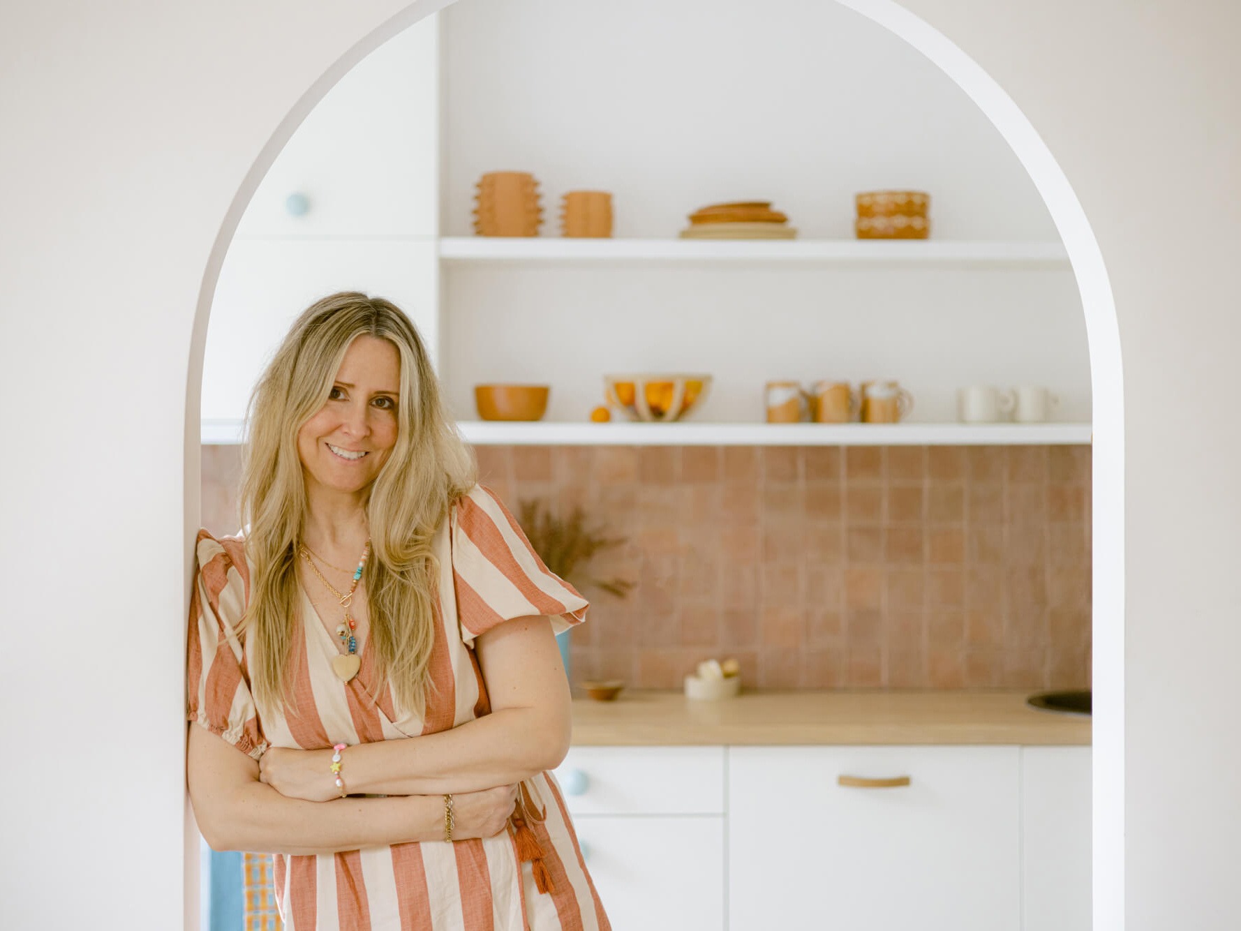 MAJA EDWARDS: SHOW ME YOUR SHELVES, I’LL TELL YOU HOW YOU LIVE 8 Spacious modern kitchen with a custom dining table – interior design by Maja Edwards, photo by Jovana Rakezic