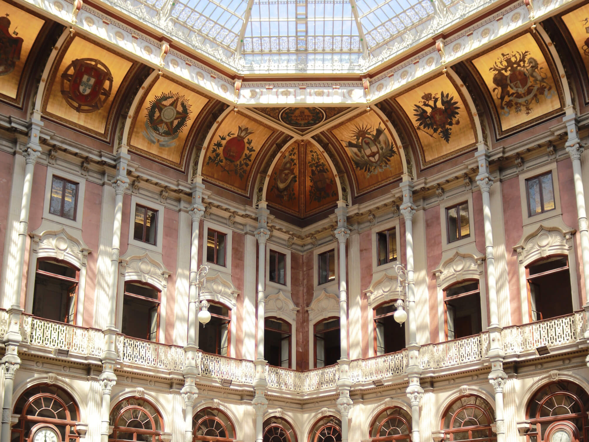 PALÁCIO DA BOLSA IN PORTO: THE BUILDING WHERE MATERIALS DECEIVE 1 PALÁCIO DA BOLSA IN PORTO: THE BUILDING WHERE MATERIALS DECEIVE PUBLIC SPACES Palacio da Bolsa2 uai